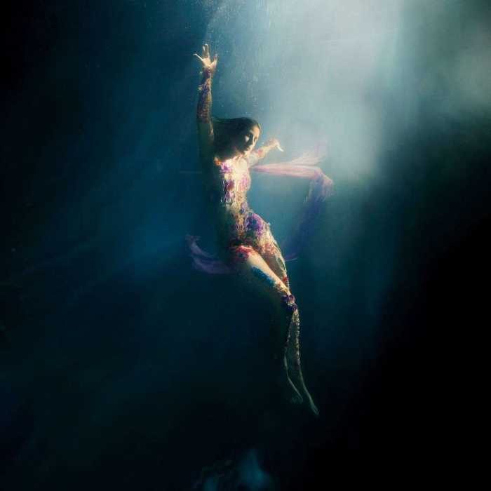 Polydor ELLIE GOULDING "Higher Than Heaven";